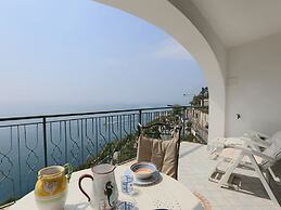 Apartment near Praia with Large Terrace & Spectacular Views