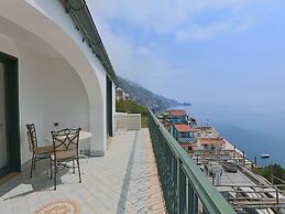 Apartment near Praia with Large Terrace & Spectacular Views