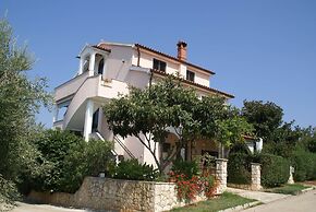 Relaxing Apartment in Banjole With Shared Pool