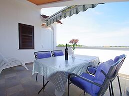 Relaxing Apartment in Banjole With Shared Pool