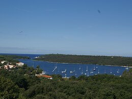 Relaxing Apartment in Banjole With Shared Pool