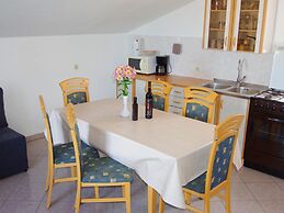 Relaxing Apartment in Banjole With Shared Pool