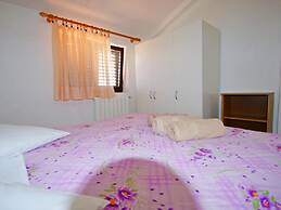 Relaxing Apartment in Banjole With Shared Pool