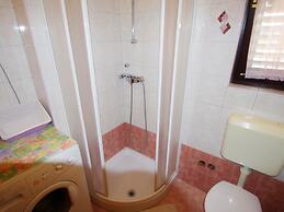 Relaxing Apartment in Banjole With Shared Pool