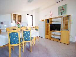 Relaxing Apartment in Banjole With Shared Pool