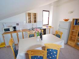 Relaxing Apartment in Banjole With Shared Pool