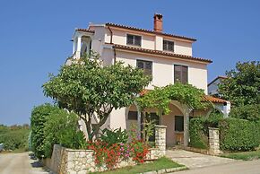 Relaxing Apartment in Banjole With Shared Pool