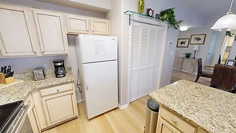 SPC 9136 - Ground Floor 2 BR short walk to beach right by pool by RedA