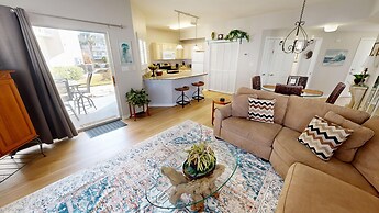 SPC 9136 - Ground Floor 2 BR short walk to beach right by pool by RedA