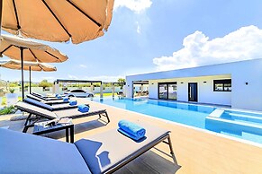 Villa Solaris Heated Pool & Hot Tub