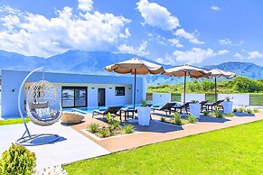 Villa Solaris Heated Pool & Hot Tub