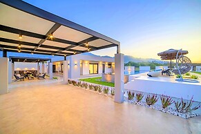 Villa Solaris Heated Pool & Hot Tub