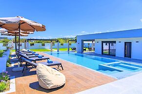 Villa Solaris Heated Pool & Hot Tub