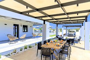 Villa Solaris Heated Pool & Hot Tub