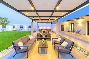 Villa Solaris Heated Pool & Hot Tub