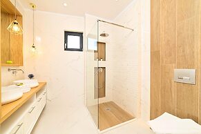 Villa Solaris Heated Pool & Hot Tub