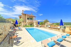 Villa Solaris Heated Pool & Hot Tub