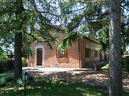 Villa with Private Pool near Cortona in Calm Countryside & Hilly Lands