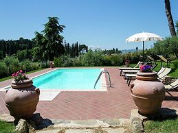 Villa with Private Pool near Cortona in Calm Countryside & Hilly Lands