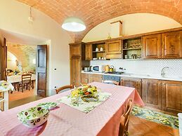 Villa With Private Pool, Near Cortona, 3 Apartments