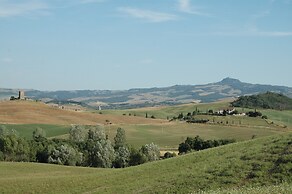 Peaceful Pienza Garden Escape