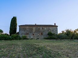 Adorable Farmhouse in Asciano