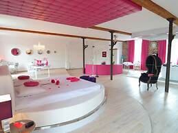 Lush Apartment with Sauna, Hot Tub, Mountain Views in Ensival