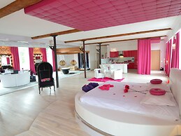 Lush Apartment with Sauna, Hot Tub, Mountain Views in Ensival