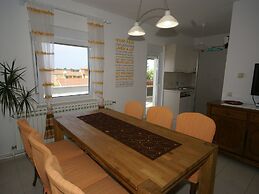 Comfortable Apartment in Vinkuran near Beach