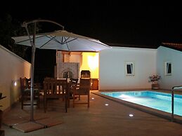 Comfortable Apartment in Vinkuran near Beach