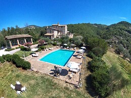 Rustic Getaway With Pool, Garden