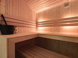 Spacious Villa With a Sauna, at the Tjeukemeer