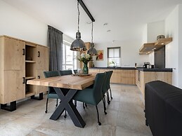 Spacious Villa With a Sauna, at the Tjeukemeer