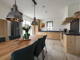 Spacious Villa With a Sauna, at the Tjeukemeer