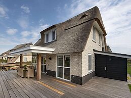 Spacious Villa With a Sauna, at the Tjeukemeer