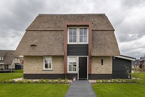 Villa With a Sauna in Tjeukemeer
