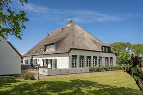 Farmhouse Apartment Near De Slufter