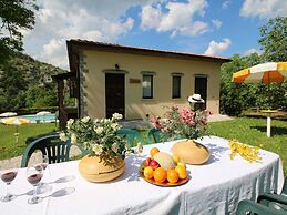 Cottage in Apecchio With Pool
