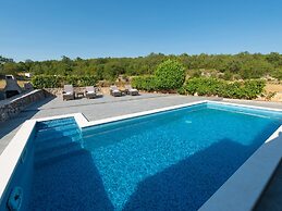Villa in Ugljane With Private Pool