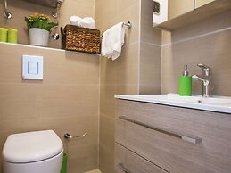 Topfloor Comfortable Luxury Apartment With Private Balcony,free Garage