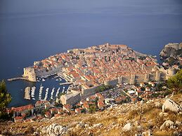 Topfloor Comfortable Luxury Apartment With Private Balcony,free Garage