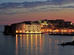 Topfloor Comfortable Luxury Apartment With Private Balcony,free Garage