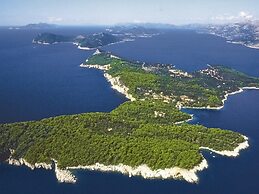 Topfloor Comfortable Luxury Apartment With Private Balcony,free Garage