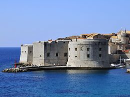 Topfloor Comfortable Luxury Apartment With Private Balcony,free Garage