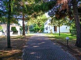 Cottage in Montefiore Near Forest and Beach