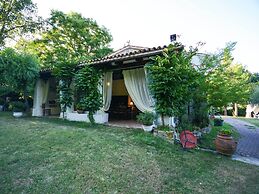 Cottage in Montefiore Near Forest and Beach