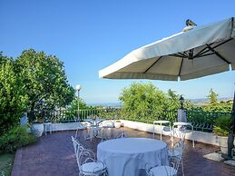 Cottage in Montefiore Near Forest and Beach