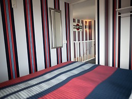 Modern, Trendy F1 Theme Lodge, Near the Sea