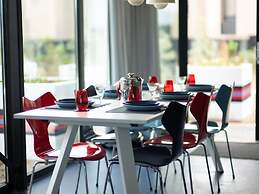 Modern, Trendy F1 Theme Lodge, Near the Sea