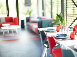 Modern, Trendy F1 Theme Lodge, Near the Sea